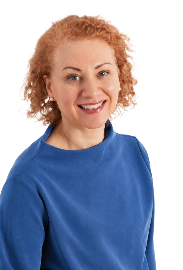 Dr. Anna Maier, lächelnd im blauen Pullover